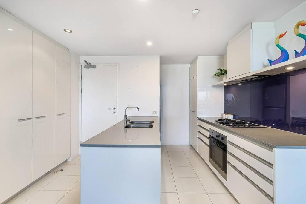 Circle On Cavill Riverview Apartment 450 Metre To The Beach Apartment