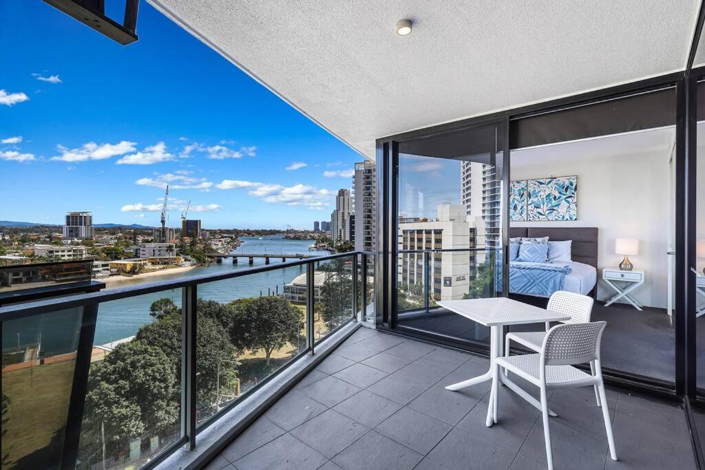 Apartment Circle On Cavill Riverview Apartment 450 Metre To The Beach