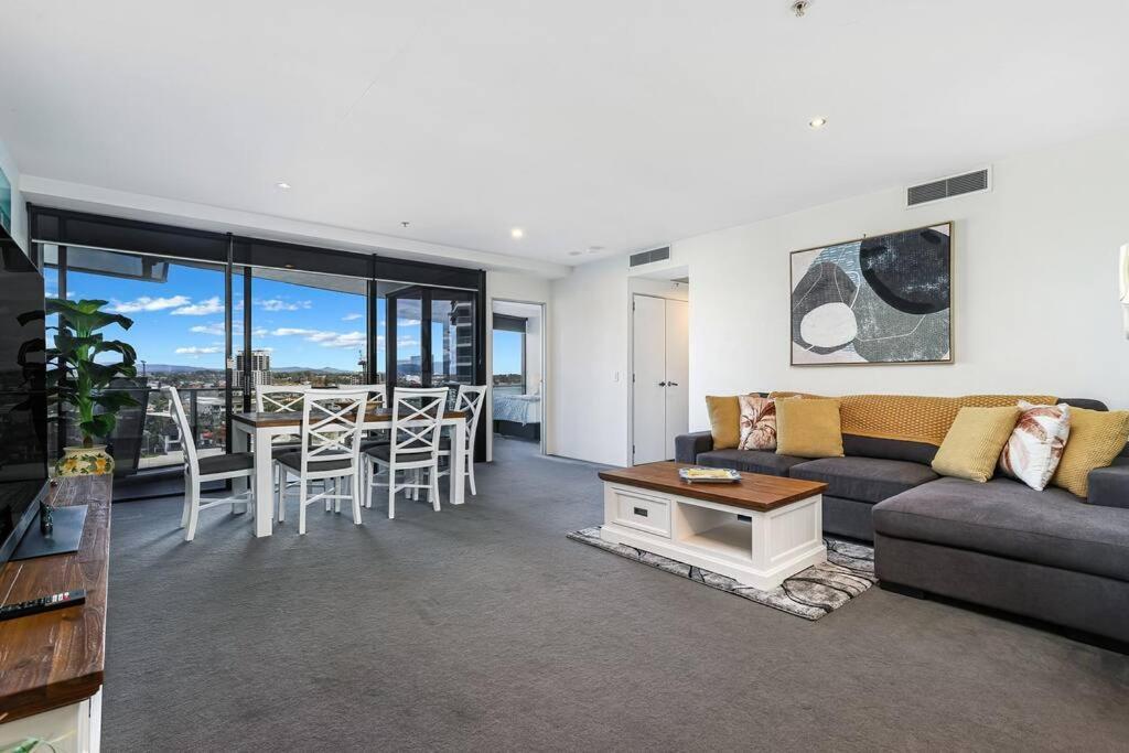 Circle On Cavill Riverview Apartment 450 Metre To The Beach Apartment