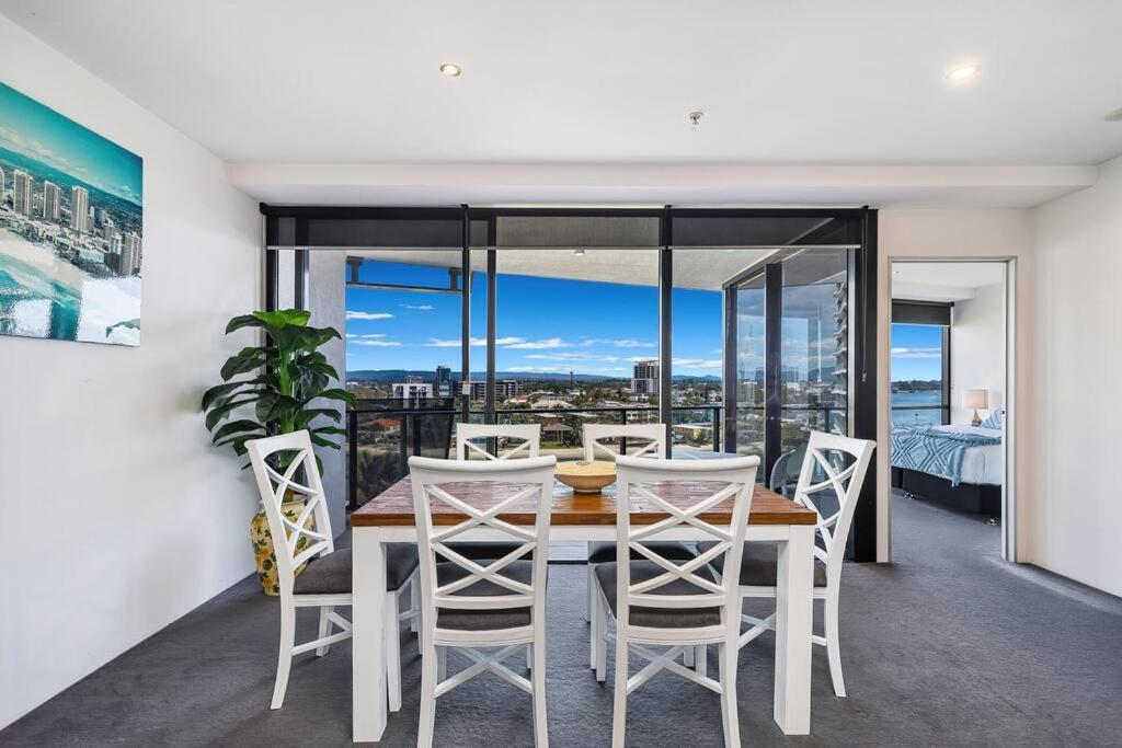 Circle On Cavill Riverview Apartment 450 Metre To The Beach Apartment
