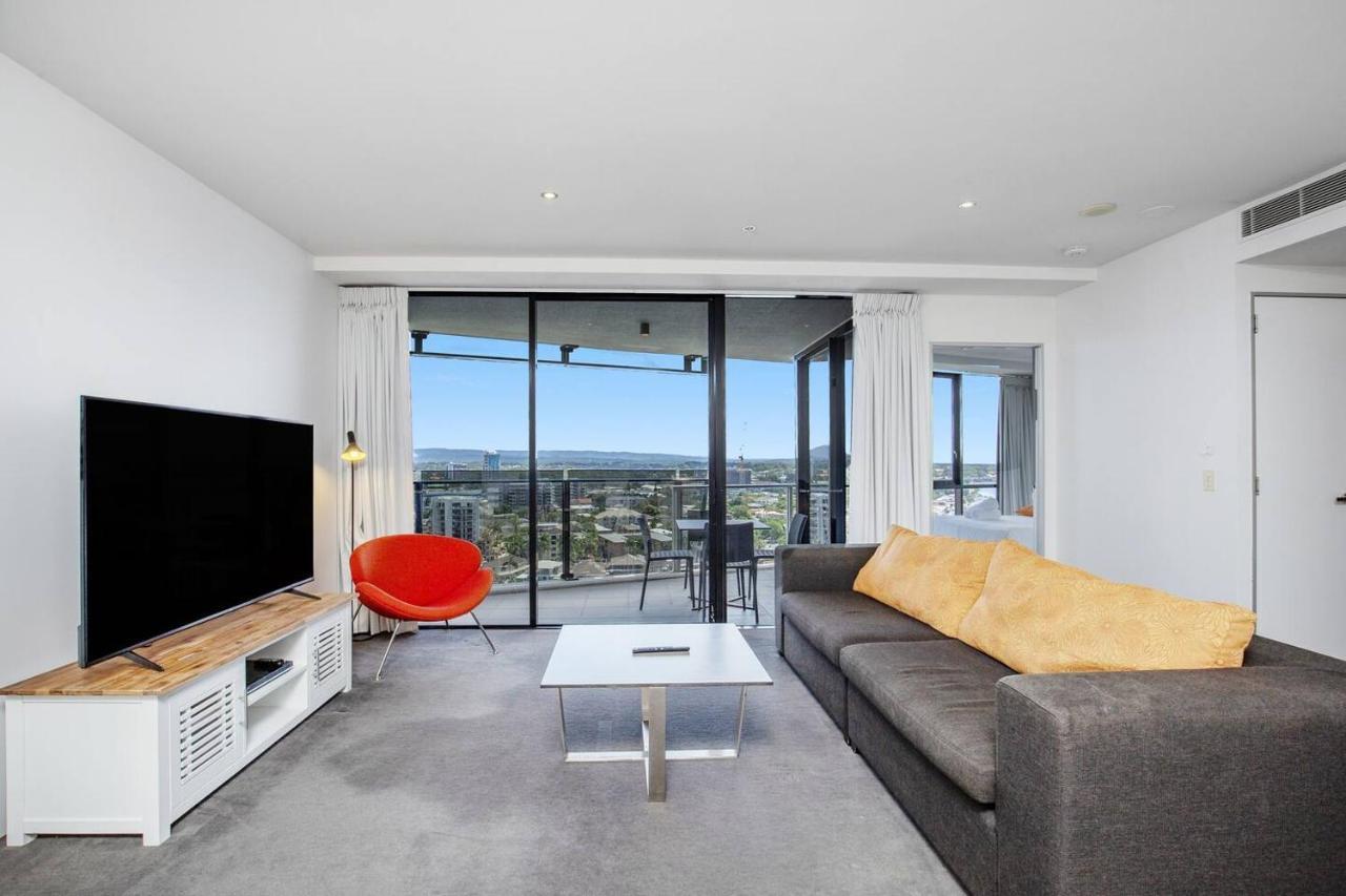 And Scenic Riverside Retreat At Surfers Apartment *