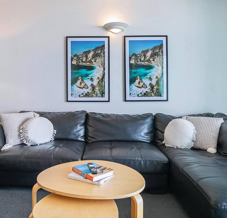Apartment Energy And Poolside Serenity At Surfers *