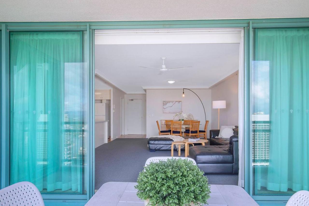 Apartment Energy And Poolside Serenity At Surfers