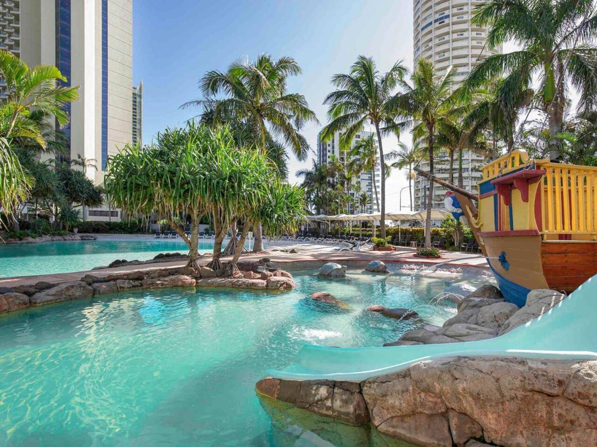 Apartment Energy And Poolside Serenity At Surfers *