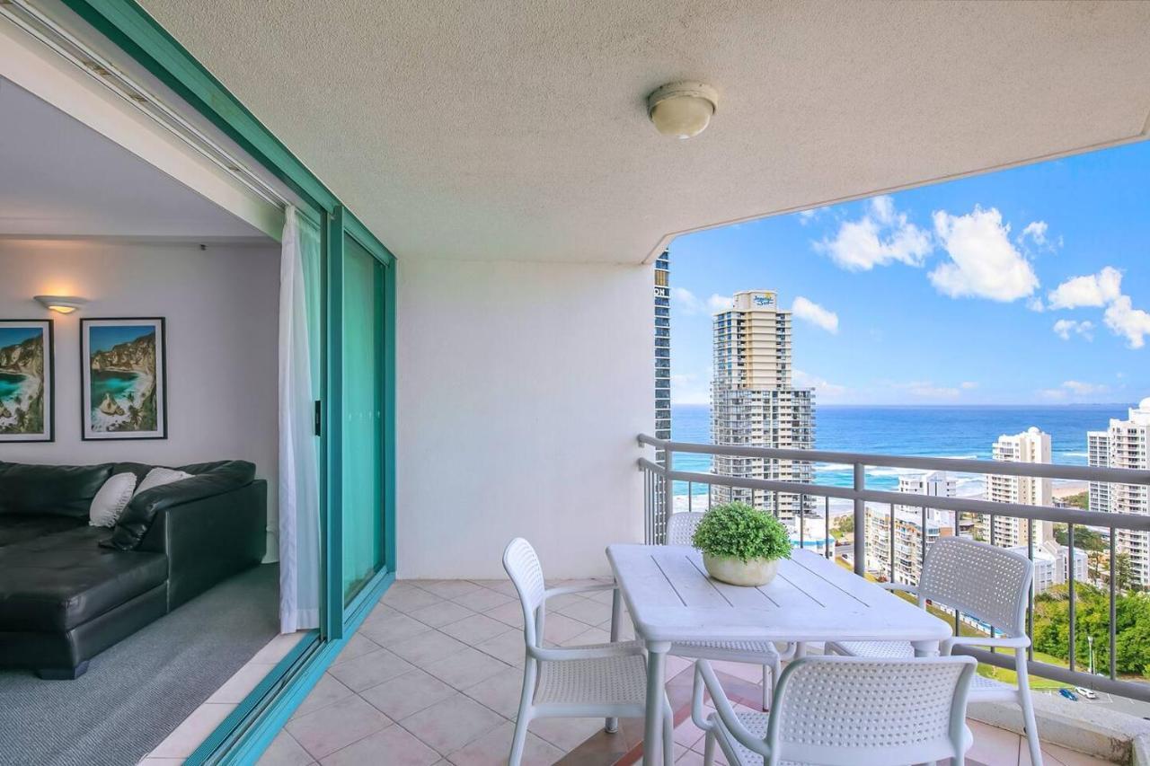 Apartment Energy And Poolside Serenity At Surfers