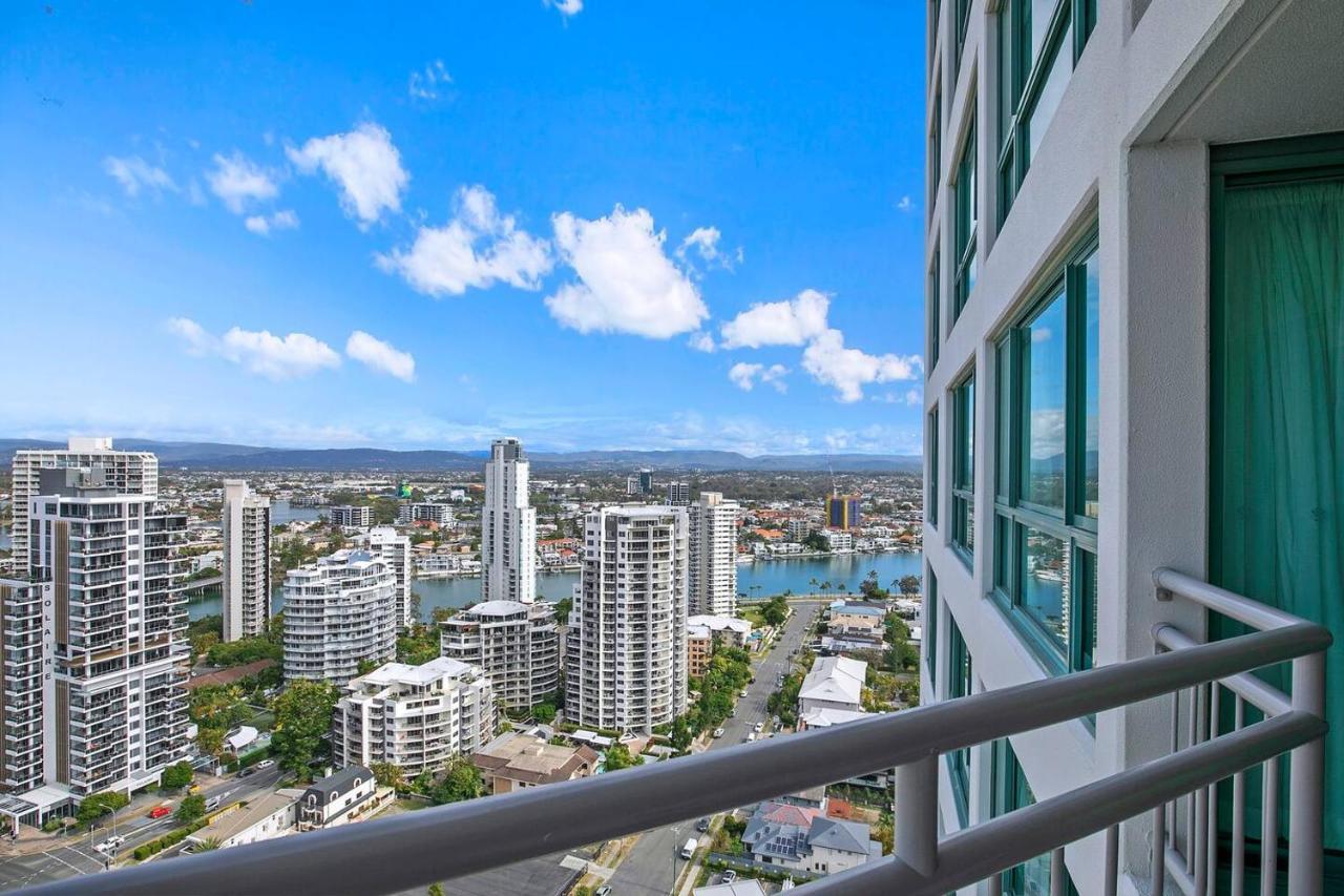 Apartment Energy And Poolside Serenity At Surfers *
