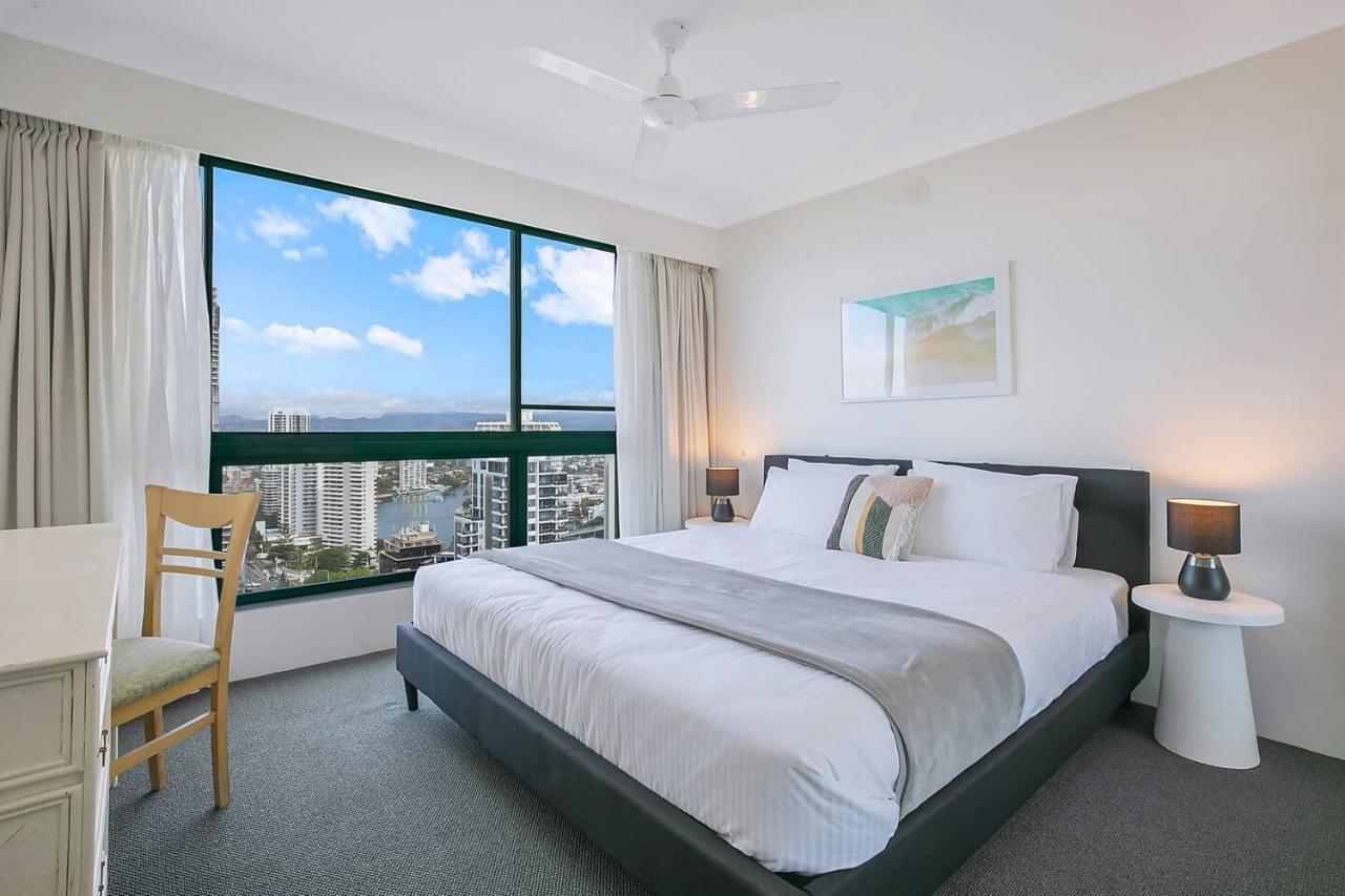 Apartment Energy And Poolside Serenity At Surfers