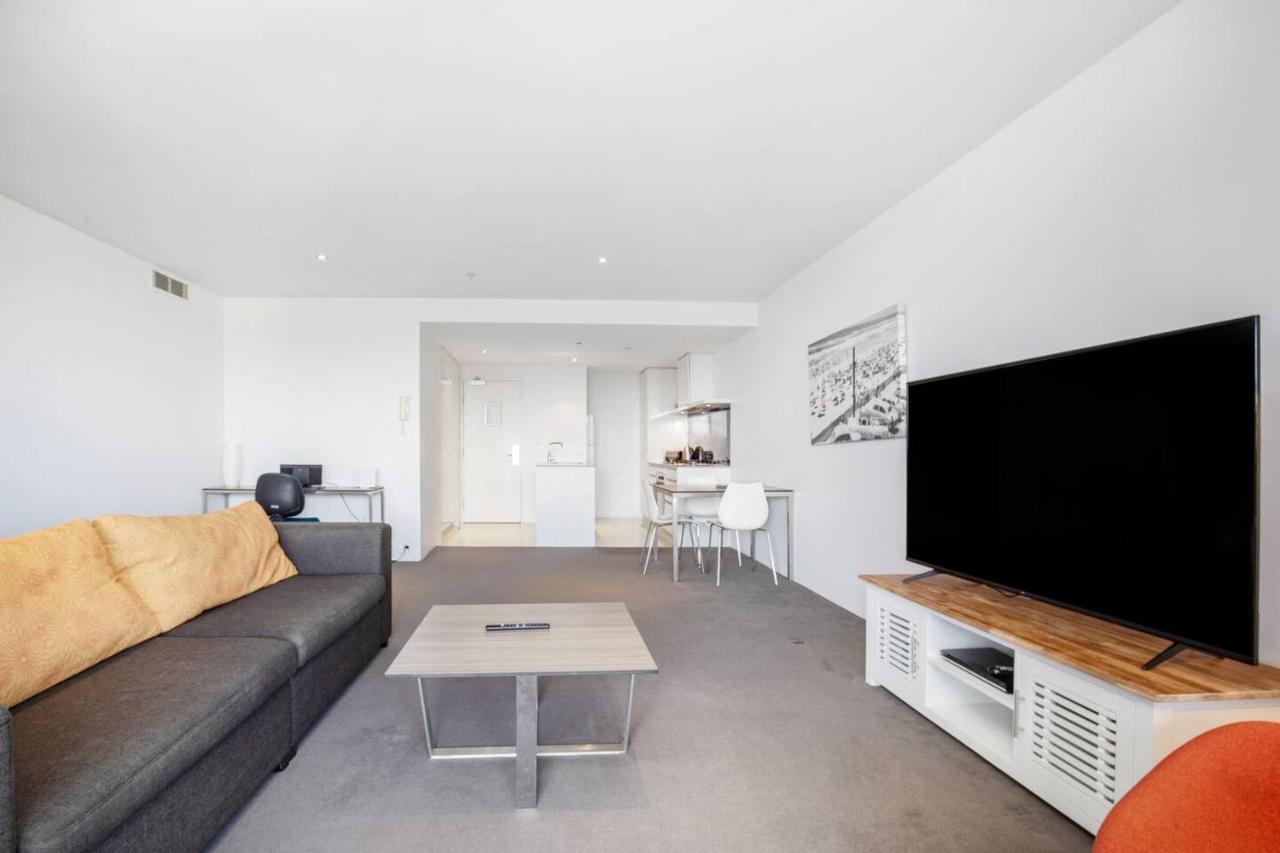 And Scenic Riverside Retreat At Surfers *