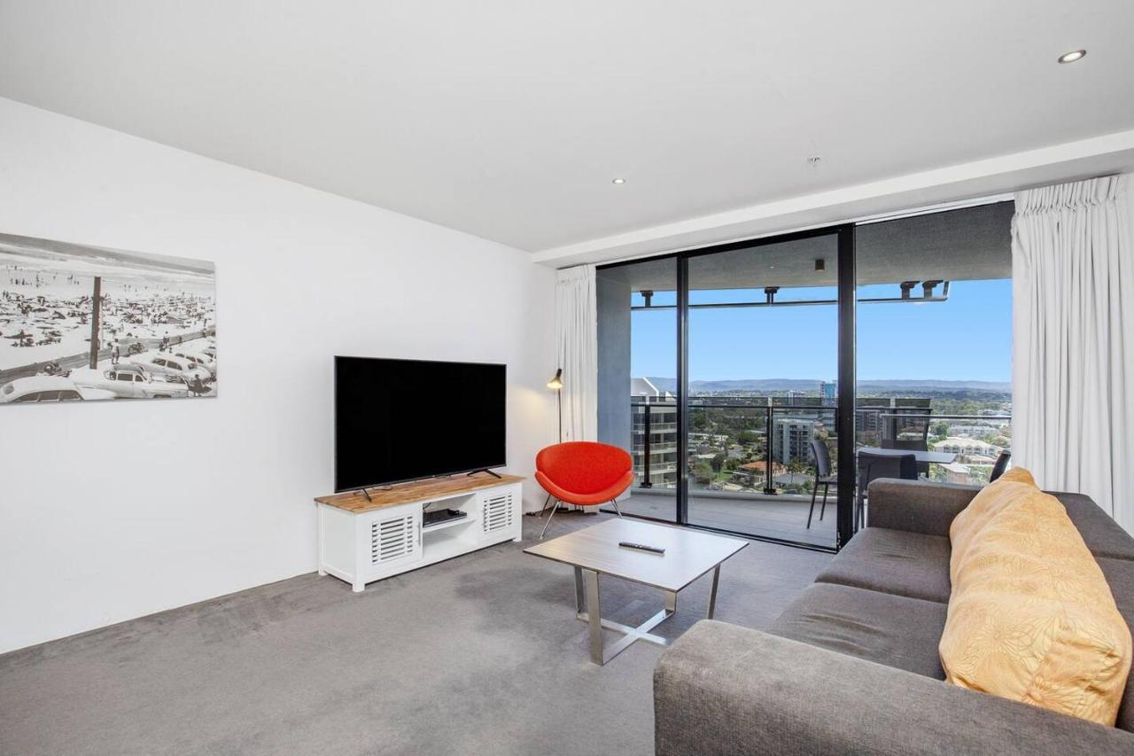 And Scenic Riverside Retreat At Surfers Apartment *