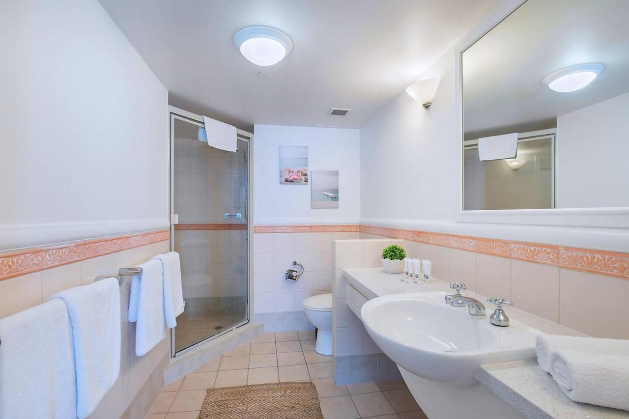 Apartment Energy And Poolside Serenity At Surfers