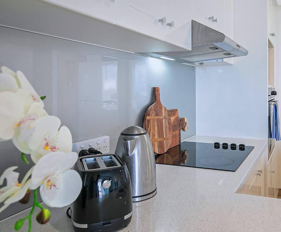 Apartment Energy And Poolside Serenity At Surfers Gold Coast