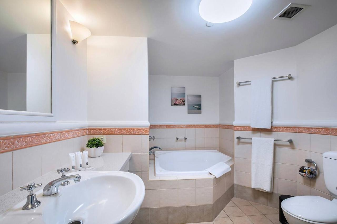 Energy And Poolside Serenity At Surfers Apartment *