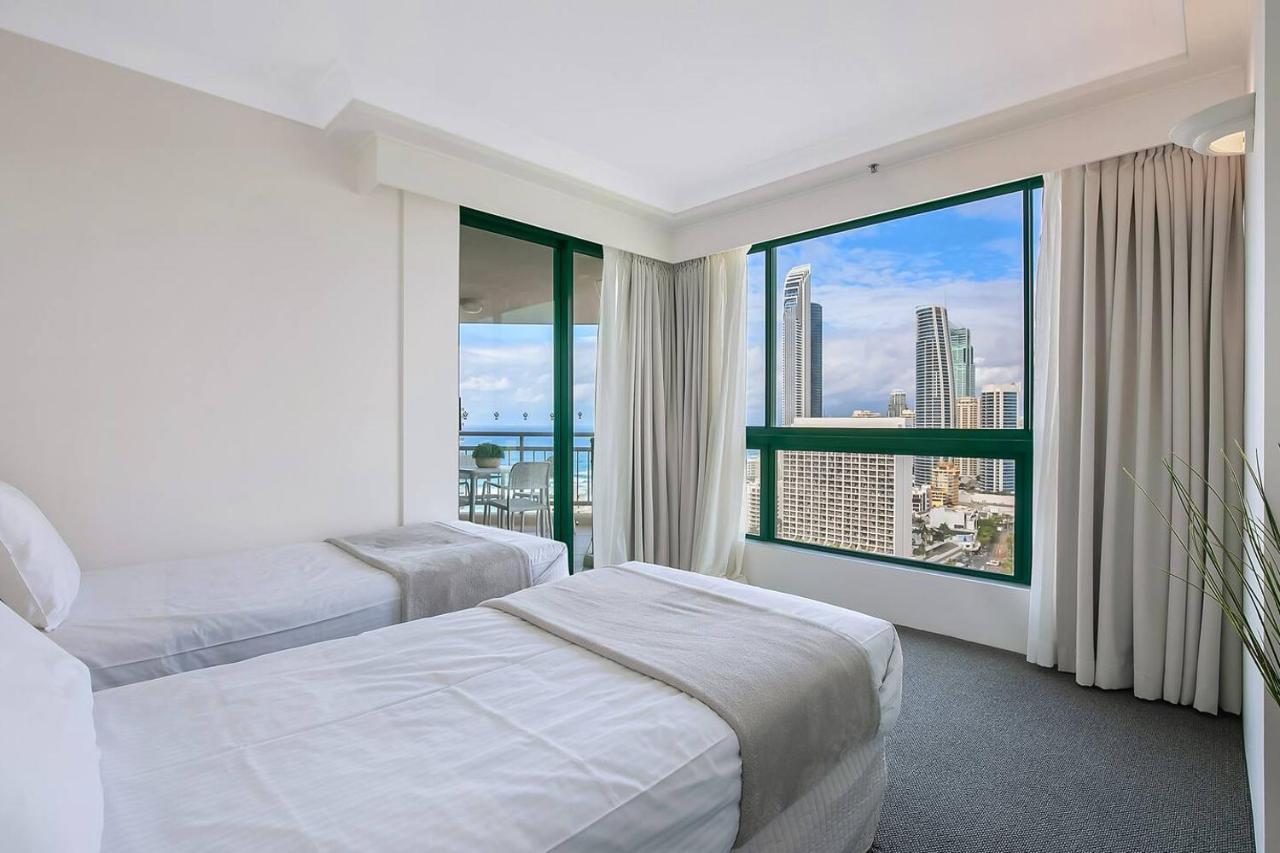 Apartment Energy And Poolside Serenity At Surfers