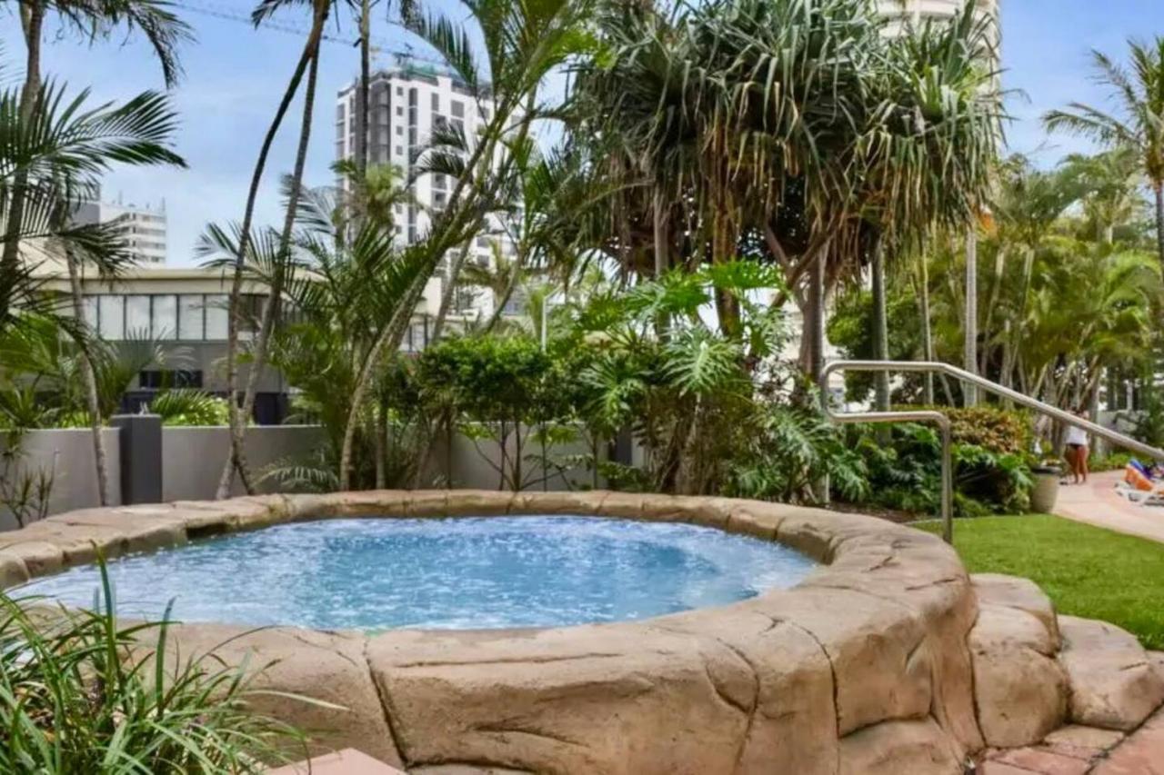 Apartment Energy And Poolside Serenity At Surfers