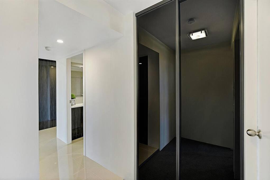 Apartment Bright 2b2b W/spectacular Main River Views Gold Coast