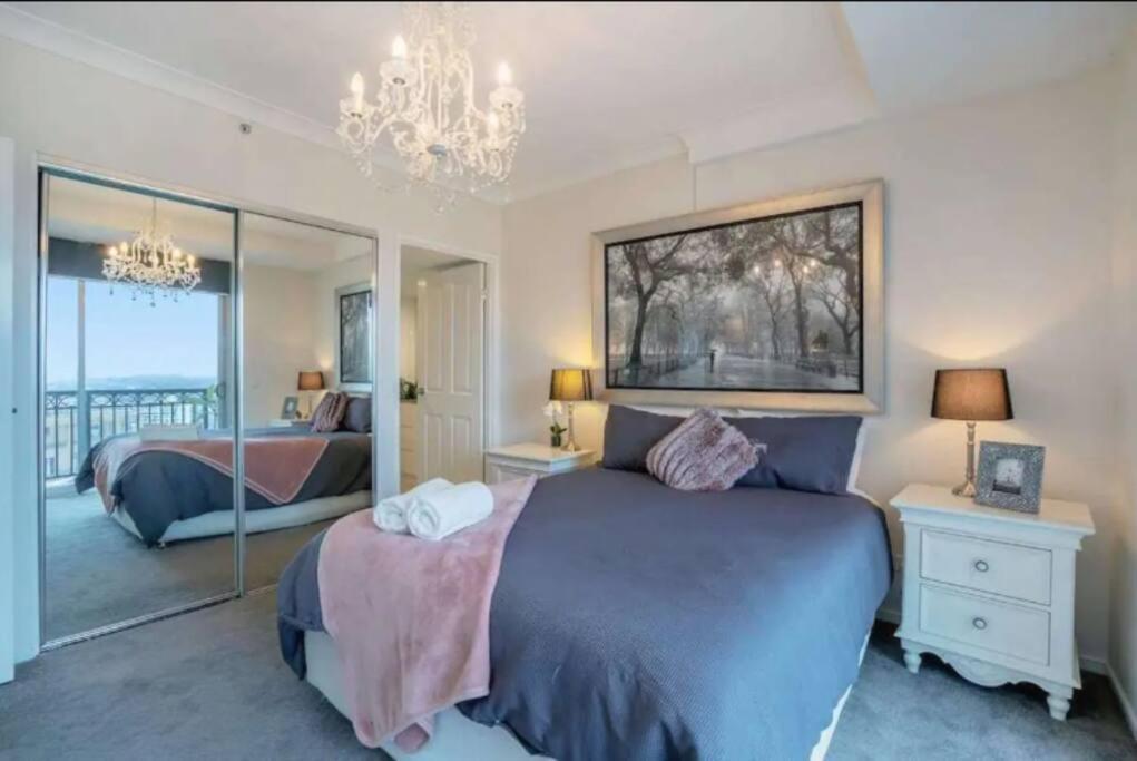 Apartment Picturesque Waterviews2br In Chevron Renaissance Gold Coast
