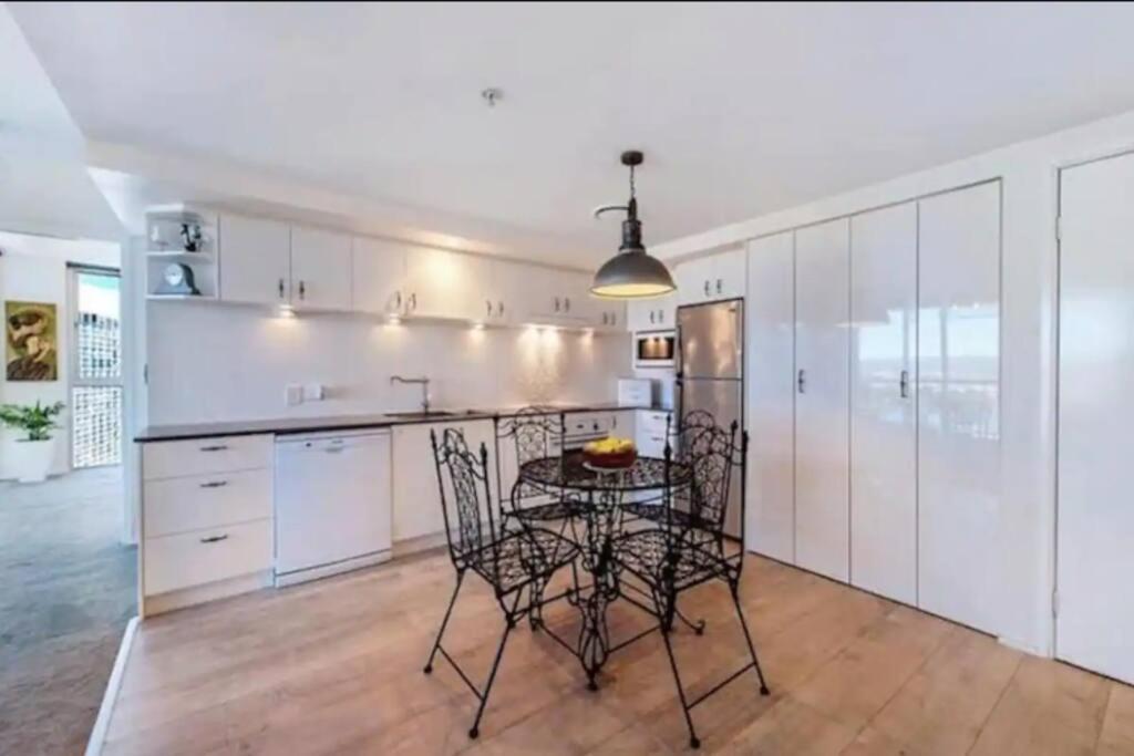 Picturesque Waterviews2br In Chevron Renaissance *