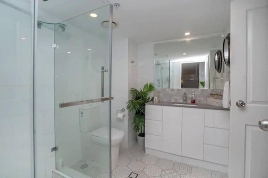 Picturesque Waterviews2br In Chevron Renaissance *