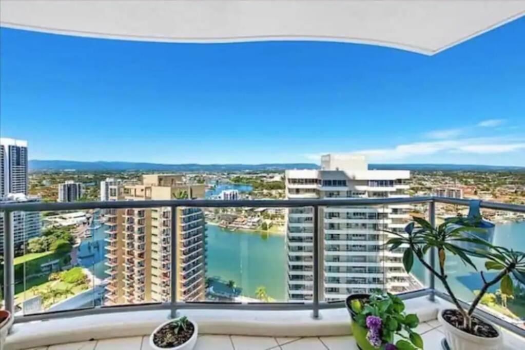 Picturesque Waterviews2br In Chevron Renaissance Apartment Gold Coast