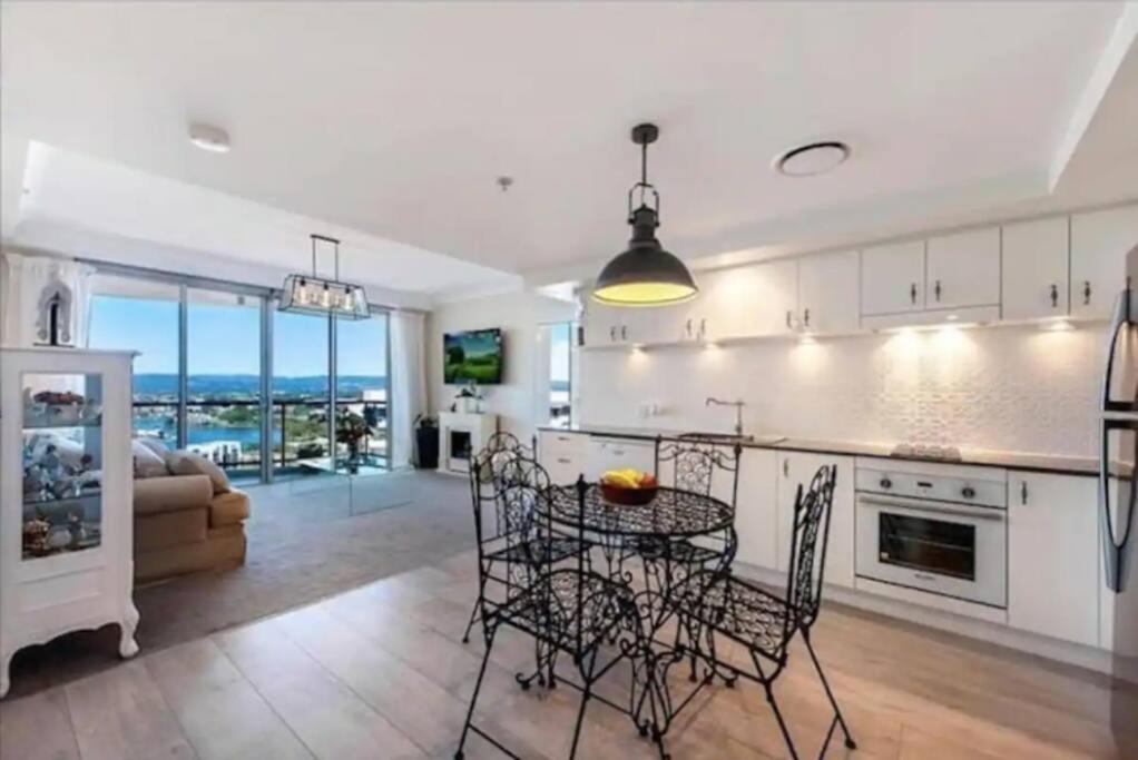 Picturesque Waterviews2br In Chevron Renaissance * Gold Coast