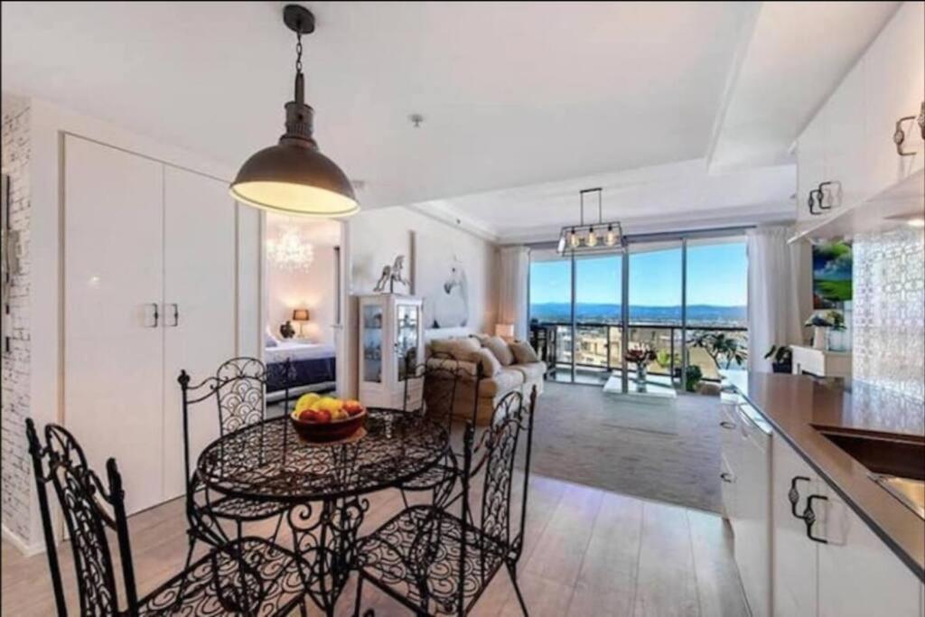 Apartment Picturesque Waterviews2br In Chevron Renaissance *