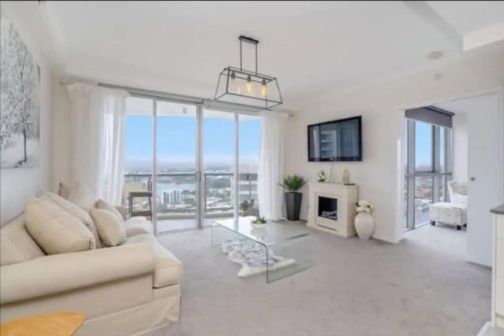 Apartment Picturesque Waterviews2br In Chevron Renaissance