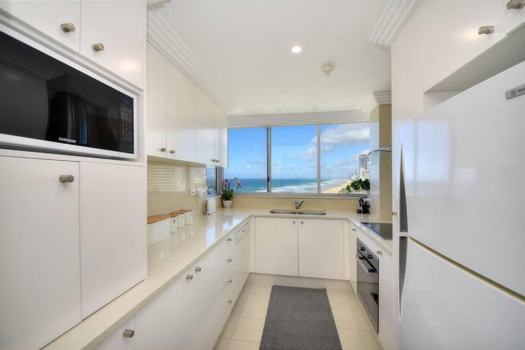 Spectacular Luxury Beachfront Apartment Gold Coast