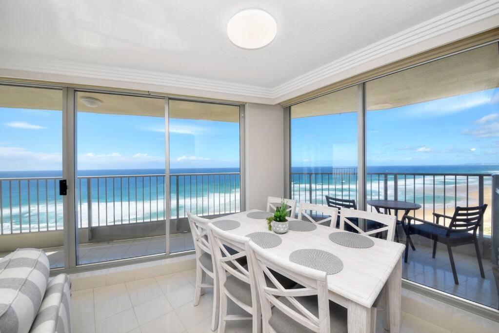 Spectacular Luxury Beachfront Apartment Gold Coast