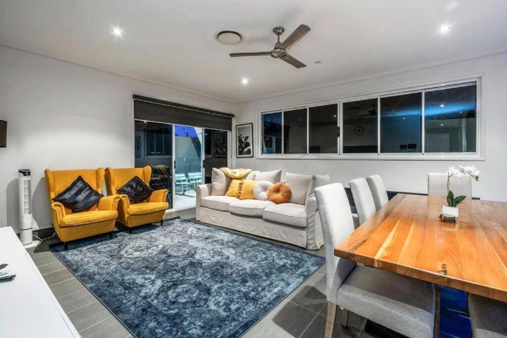 Large Spacious 4br4b Surfers With Pool 1 *