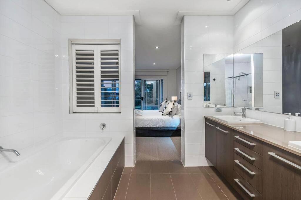 Large Spacious 4br4b Surfers With Pool 1 Holiday home Gold Coast