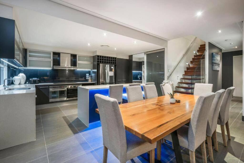 Large Spacious 4br4b Surfers With Pool 1 Gold Coast