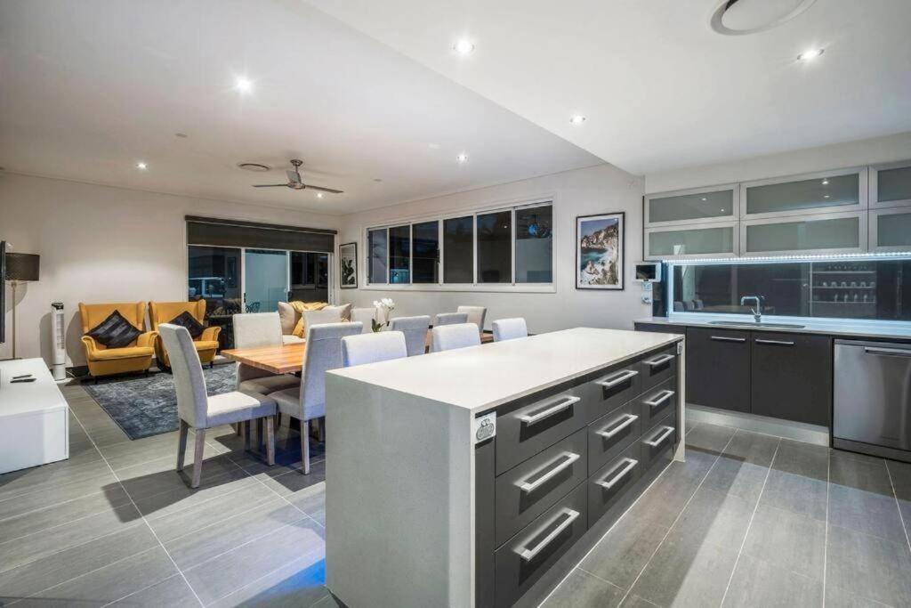 Large Spacious 4br4b Surfers With Pool 1 Holiday home *