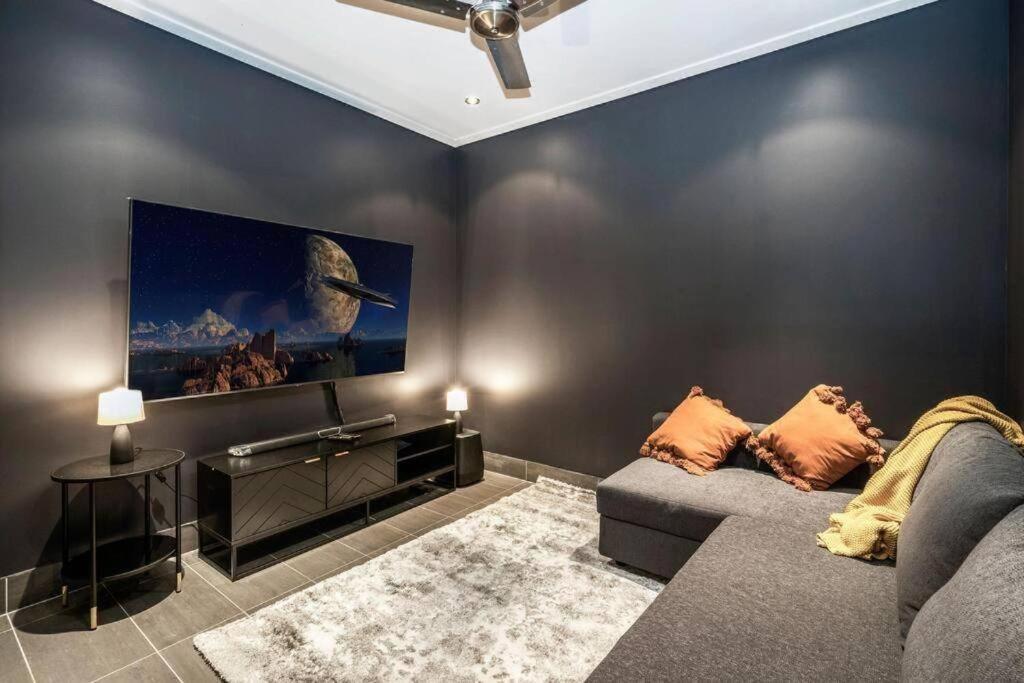 Large Spacious 4br4b Surfers With Pool 1 Holiday home *