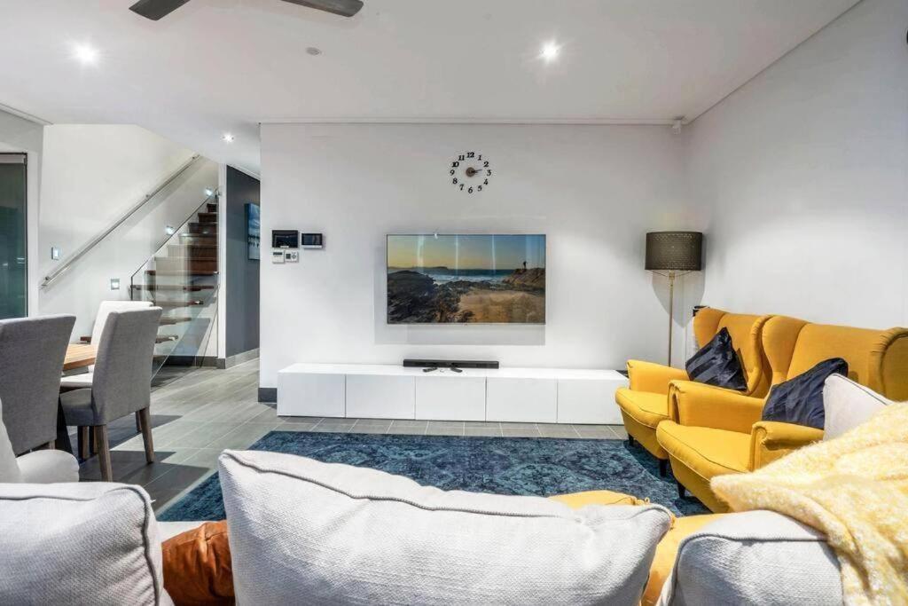 Large Spacious 4br4b Surfers With Pool 1