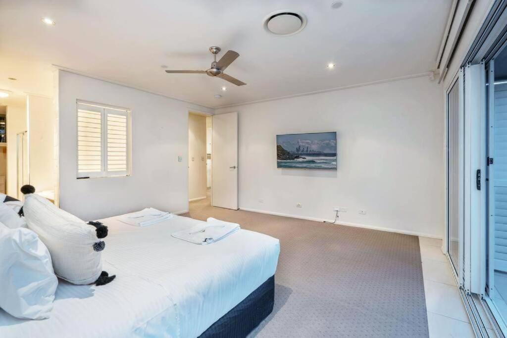 Holiday home Large Spacious 4br4b Surfers With Pool 1 Gold Coast