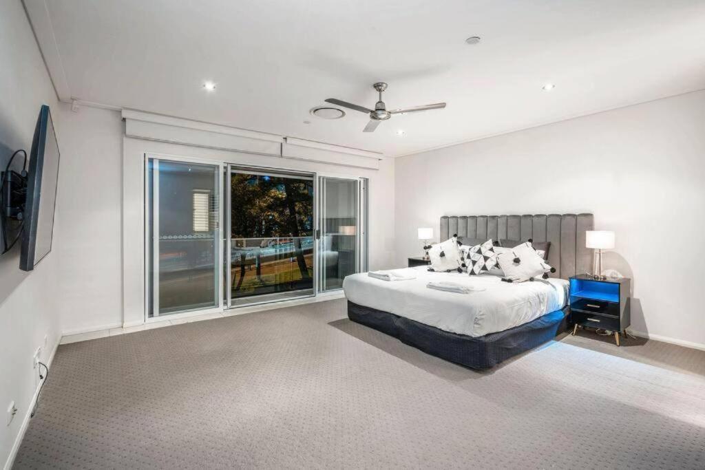 Large Spacious 4br4b Surfers With Pool 1 *