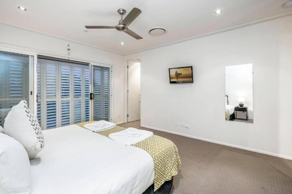 Large Spacious 4br4b Surfers With Pool 1 Gold Coast