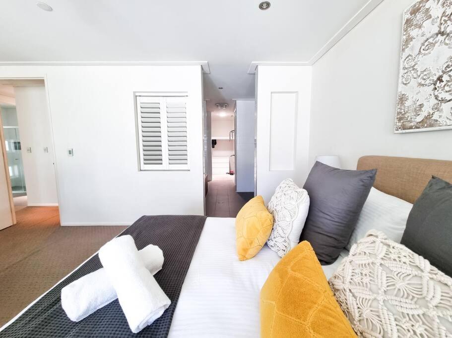 Stylish Surfers Paradise Haven 4br4b Stunning Pool 2