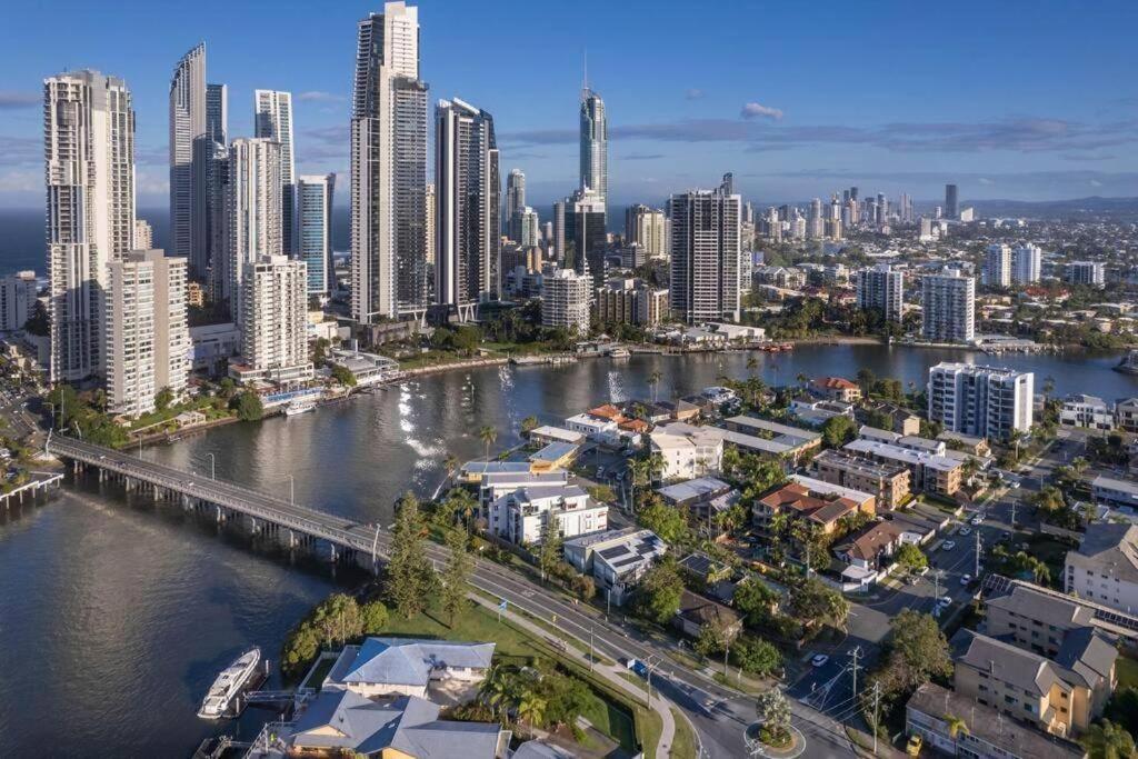 Large Spacious 4br4b Surfers With Pool 1 * Gold Coast