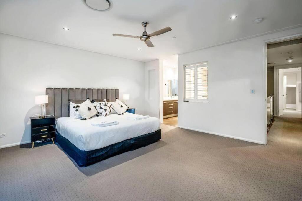 Large Spacious 4br4b Surfers With Pool 1