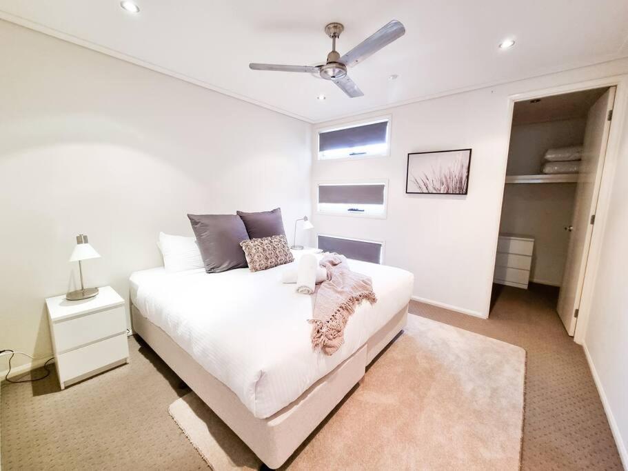 Villa Stylish Surfers Paradise Haven 4br4b Stunning Pool 2