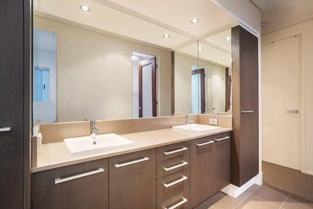 Stylish Surfers Paradise Haven 4br4b Stunning Pool 2 Villa
