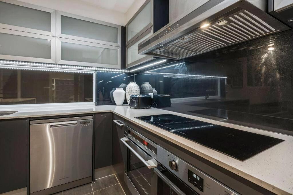 Large Spacious 4br4b Surfers With Pool 1 *