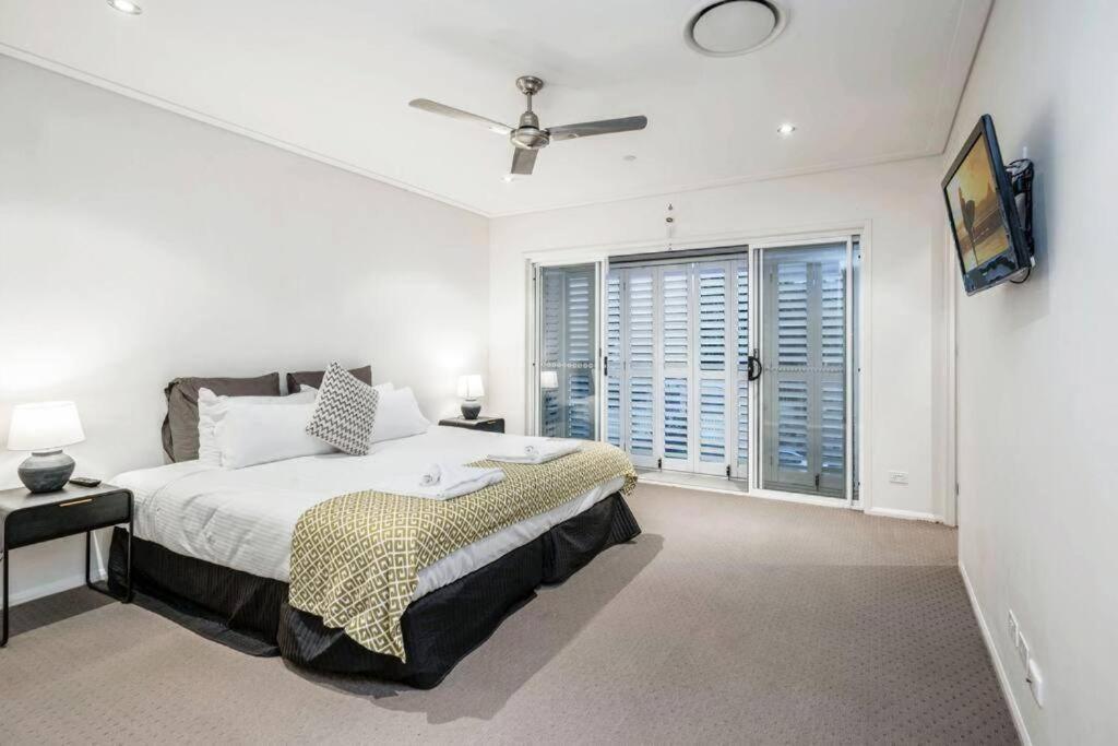 Large Spacious 4br4b Surfers With Pool 1 *