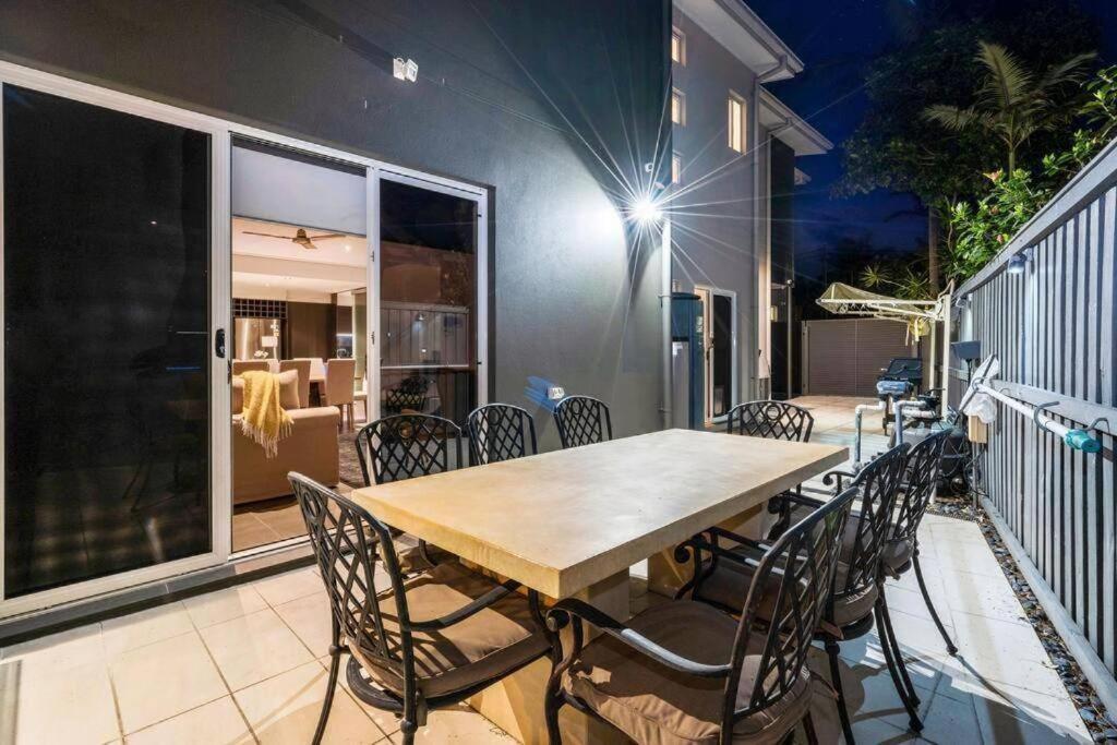 Holiday home Large Spacious 4br4b Surfers With Pool 1