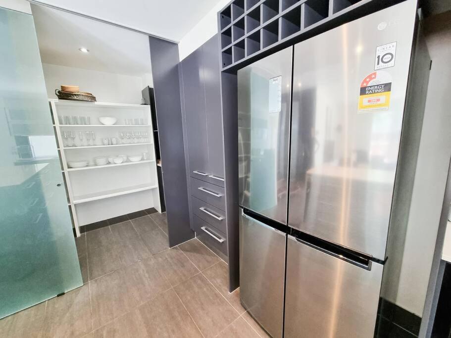 Stylish Surfers Paradise Haven 4br4b Stunning Pool 2 Villa Gold Coast