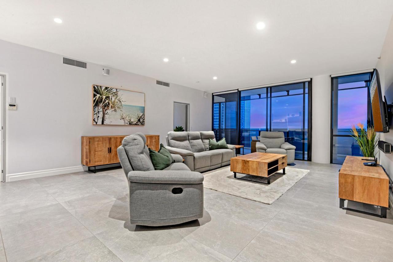 Apartment Circle On Cavill Sky High Ocean View Sub-penthouses - Self Contained & Privately Managed - Wow Gold Coast