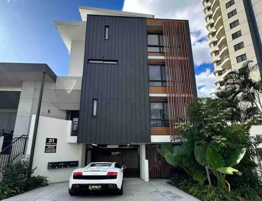 Apartment Brand New 1 Block From 2 Bed Aprt Gold Coast