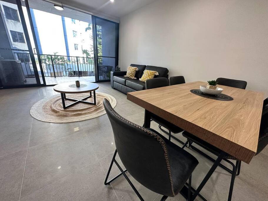 Brand New 1 Block From 2 Bed Aprt * Gold Coast