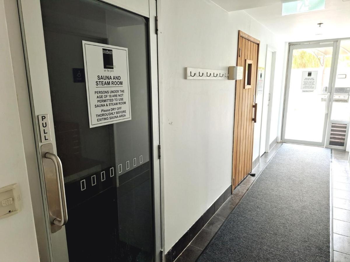 Broadbeach On The Park 2-bedroom *